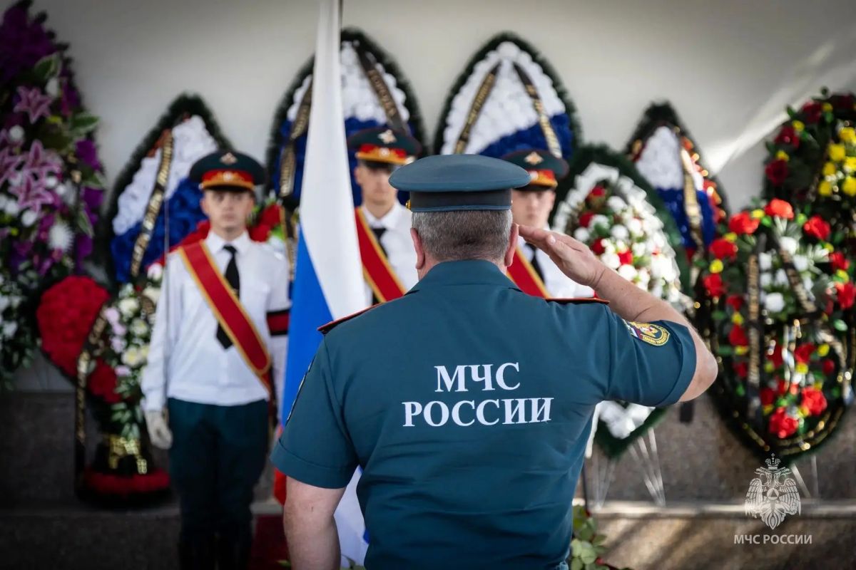 В Севастополе простились с четырьмя пиротехниками МЧС, погибшими при детонации вражеского взрывного устройства В Севастополе простились с четырьмя пиротехниками МЧС, погибшими при детонации вражеского взрывного устройства