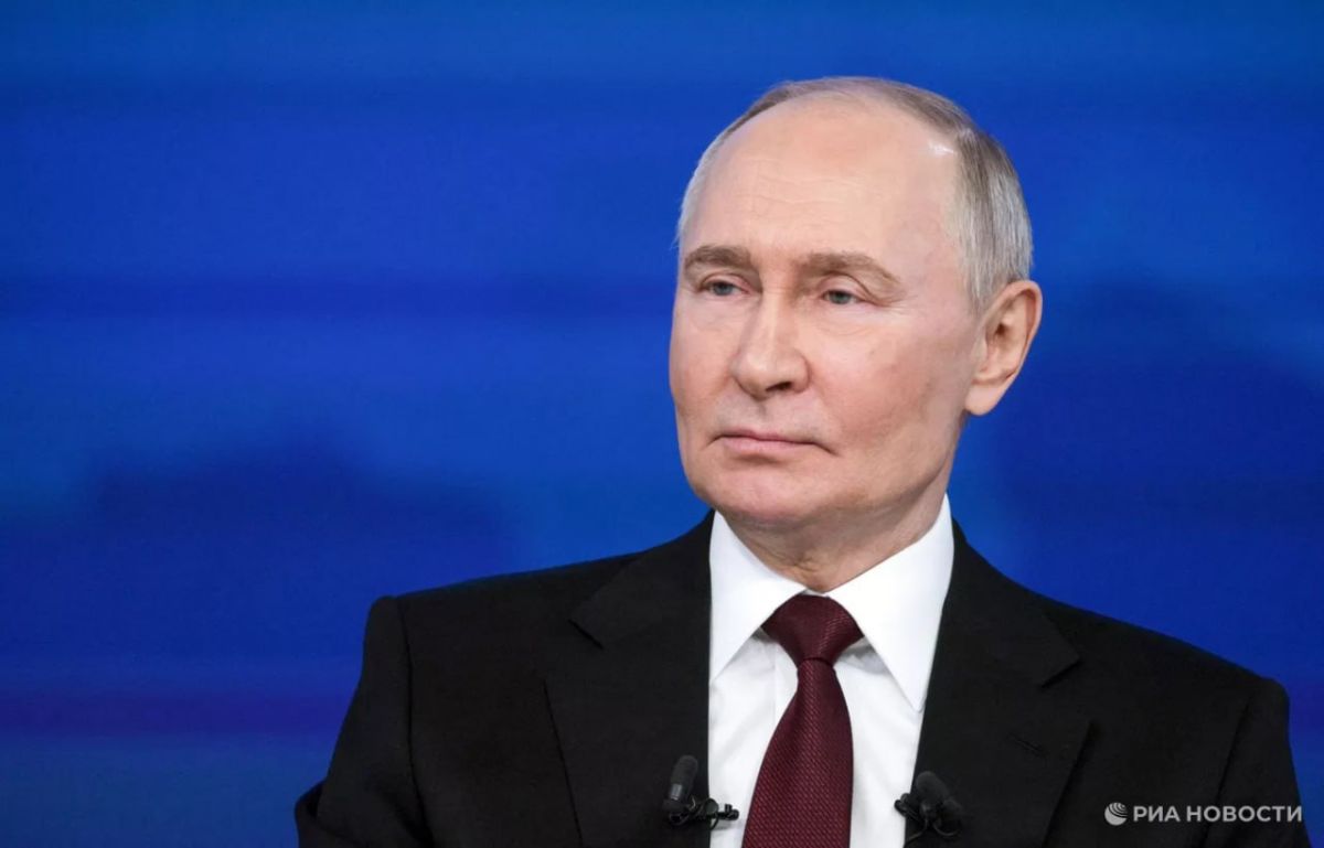 Россия должна идти по пути укрепления страны в соответствии с конституцией, заявил Путин на встрече с федеральной "пятеркой" списка "Единой России" на выборах в Госдуму