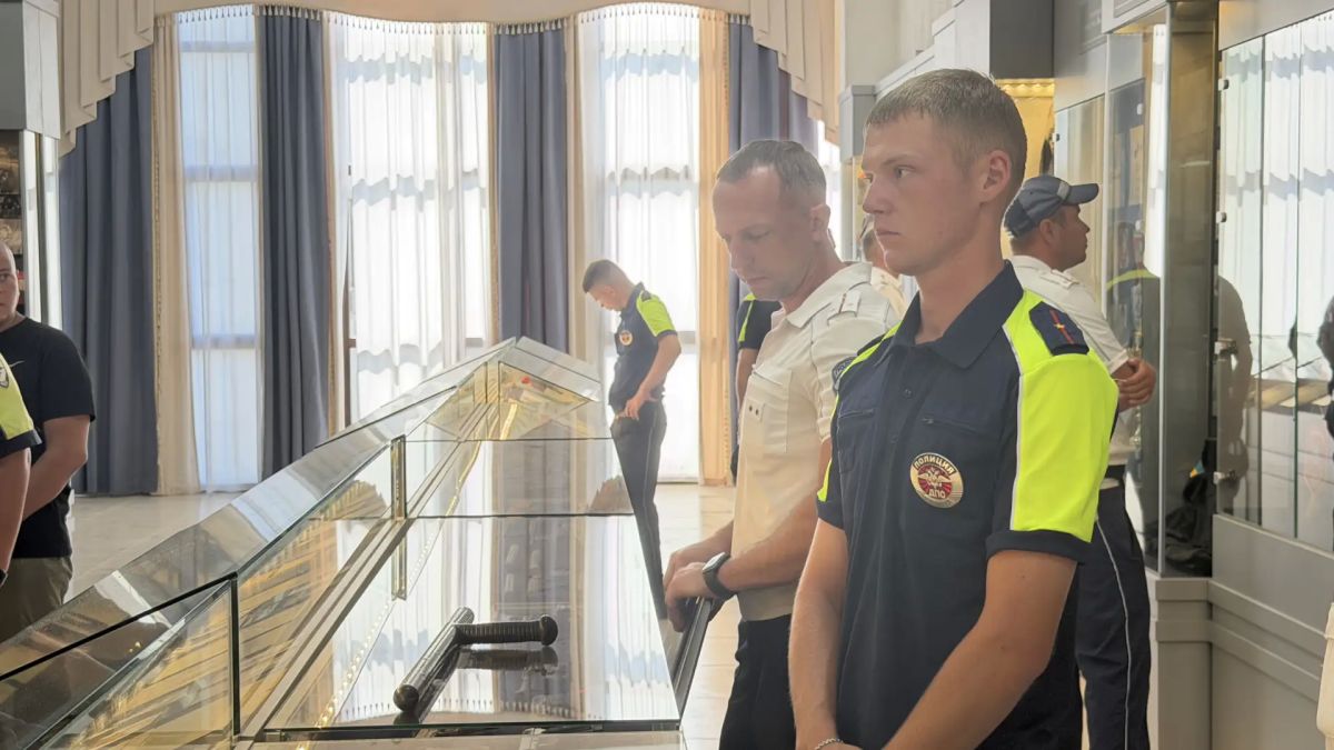 Севастопольские автоинспекторы прикоснулись к героической летописи органов внутренних дел города-героя Севастопольские автоинспекторы прикоснулись к героической летописи органов внутренних дел города-героя