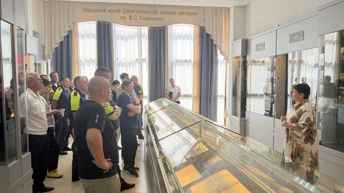 Севастопольские автоинспекторы прикоснулись к героической летописи органов внутренних дел города-героя Севастопольские автоинспекторы прикоснулись к героической летописи органов внутренних дел города-героя