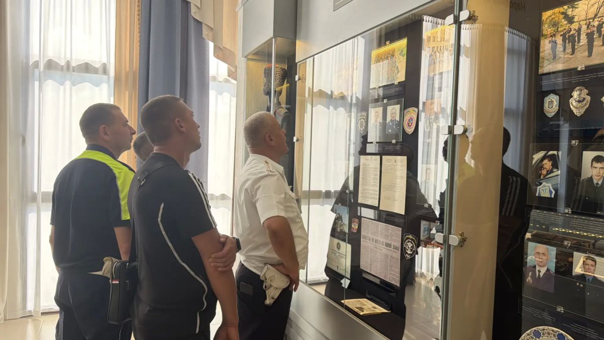Севастопольские автоинспекторы прикоснулись к героической летописи органов внутренних дел города-героя Севастопольские автоинспекторы прикоснулись к героической летописи органов внутренних дел города-героя