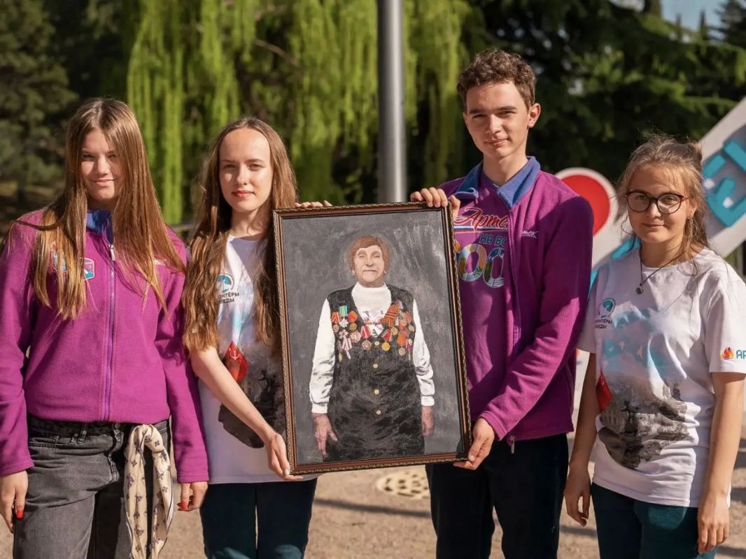 Виталий Оганесян: Участники патриотической акции «Краски Победы», которая прошла в рамках тематической смены в «Артеке», написали портрет евпаторийки Екатерины Семениченко Виталий Оганесян: Участники патриотической акции «Краски Победы», которая прошла в рамках тематической смены в «Артеке», написали портрет евпаторийки Екатерины Семениченко