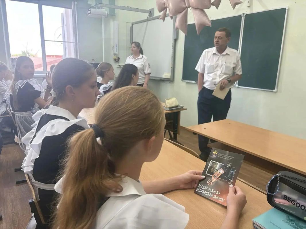 Транспортные полицейские встретились со школьниками в рамках месячника «Уступи дорогу поездам!» Транспортные полицейские встретились со школьниками в рамках месячника «Уступи дорогу поездам!»