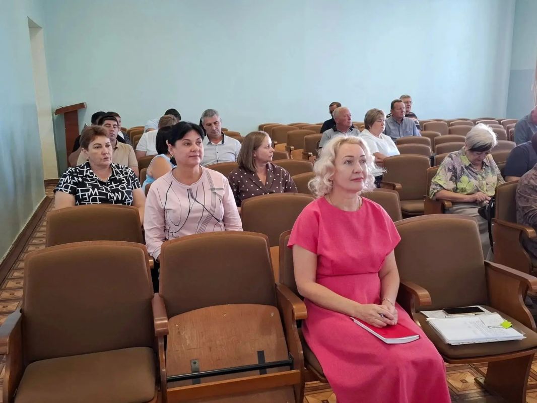 Сегодня глава администрации Советского района Александр Харламов провел аппаратное совещание по социально значимым вопросам района с руководителями структурных подразделений администрации, районного совета, организаций и... Сегодня глава администрации Советского района Александр Харламов провел аппаратное совещание по социально значимым вопросам района с руководителями структурных подразделений администрации, районного совета, организаций и...