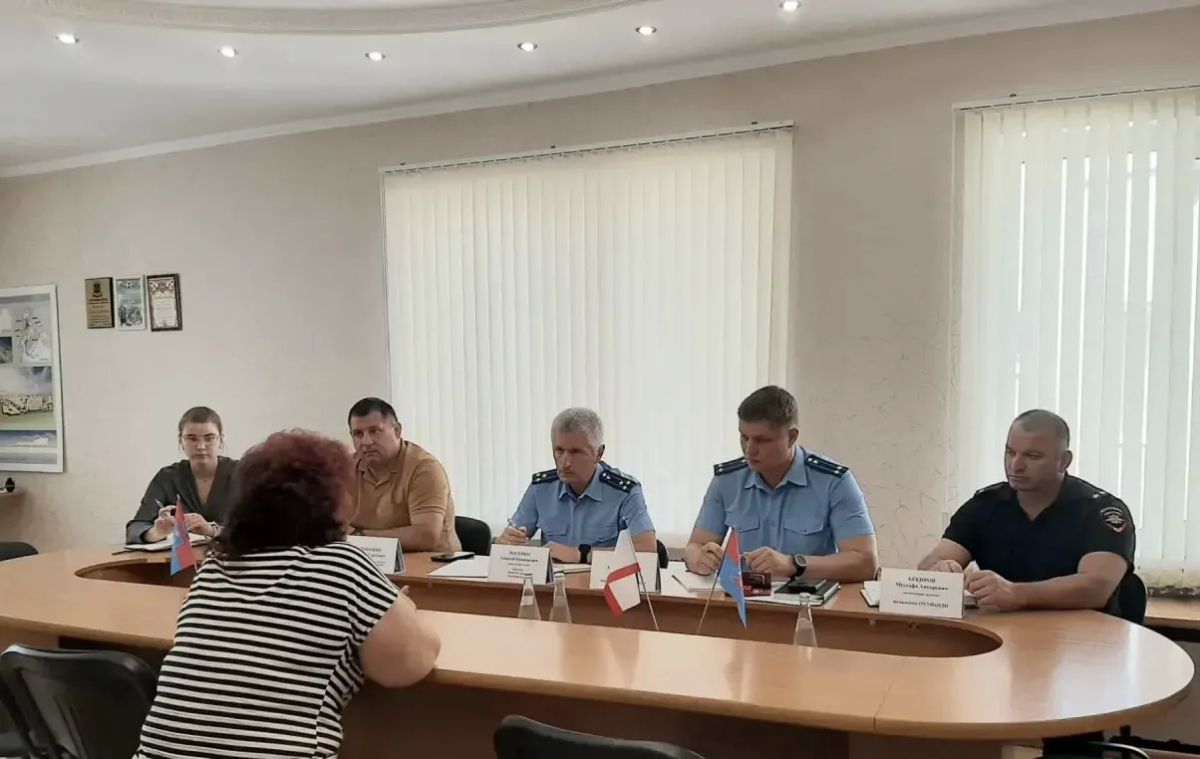 Приоритет в работе: прокурор Ленинского района Алексей Масенко провел выездной прием жителей города Щелкино Приоритет в работе: прокурор Ленинского района Алексей Масенко провел выездной прием жителей города Щелкино