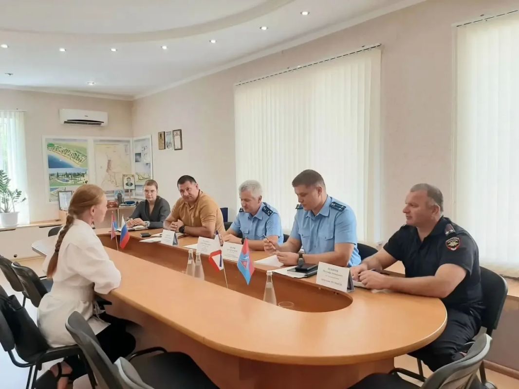 Приоритет в работе: прокурор Ленинского района Алексей Масенко провел выездной прием жителей города Щелкино Приоритет в работе: прокурор Ленинского района Алексей Масенко провел выездной прием жителей города Щелкино