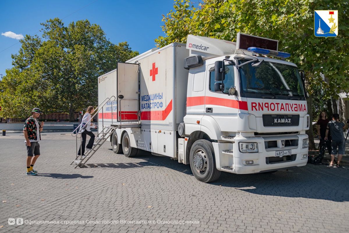 Первые севастопольцы бесплатно вакцинировались от гриппа на площади Нахимова