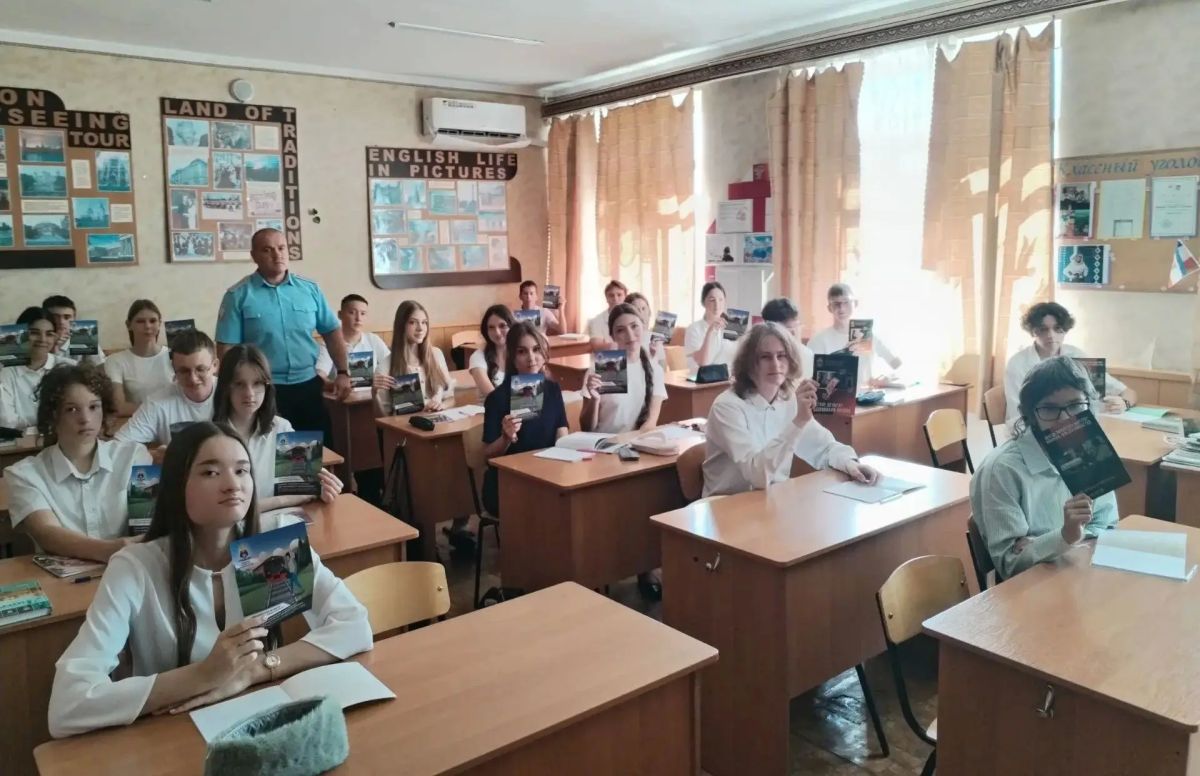 Сотрудники транспортной полиции Крыма провели «УрокБЕЗопасности» для старшеклассников евпаторийской гимназии Сотрудники транспортной полиции Крыма провели «УрокБЕЗопасности» для старшеклассников евпаторийской гимназии