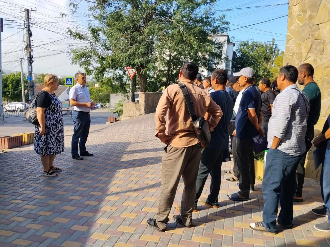 Сотрудники Госкомнаца Крыма и администрации города Симферополя провели встречу с трудовыми Сотрудники Госкомнаца Крыма и администрации города Симферополя провели встречу с трудовыми