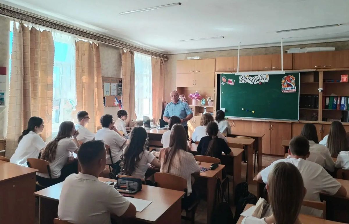 Сотрудники транспортной полиции Крыма провели «УрокБЕЗопасности» для старшеклассников евпаторийской гимназии Сотрудники транспортной полиции Крыма провели «УрокБЕЗопасности» для старшеклассников евпаторийской гимназии