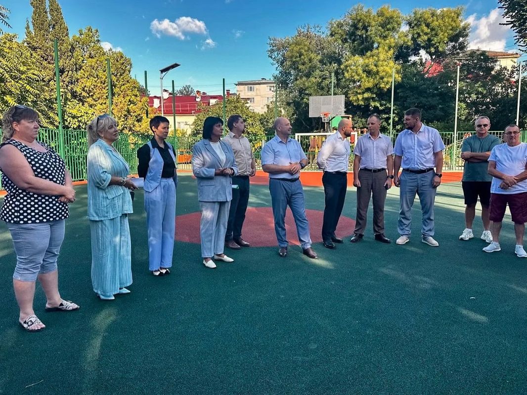 Владимир Немцев: Встретился с жителями домов №19-26 проспекта Юрия Гагарина, чтобы обсудить завершающий этап работ на спортивной площадке, а также проверить готовность укрытия Владимир Немцев: Встретился с жителями домов №19-26 проспекта Юрия Гагарина, чтобы обсудить завершающий этап работ на спортивной площадке, а также проверить готовность укрытия
