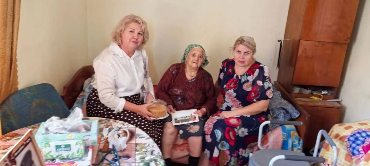 Заместитель главы администрации Светлана Дорошенко и глава Митяевского сельского поселения Римма Миргородская поздравили с 98-летием Ветерана Великой Отечественной войны Надежду Ивановну Анохину
