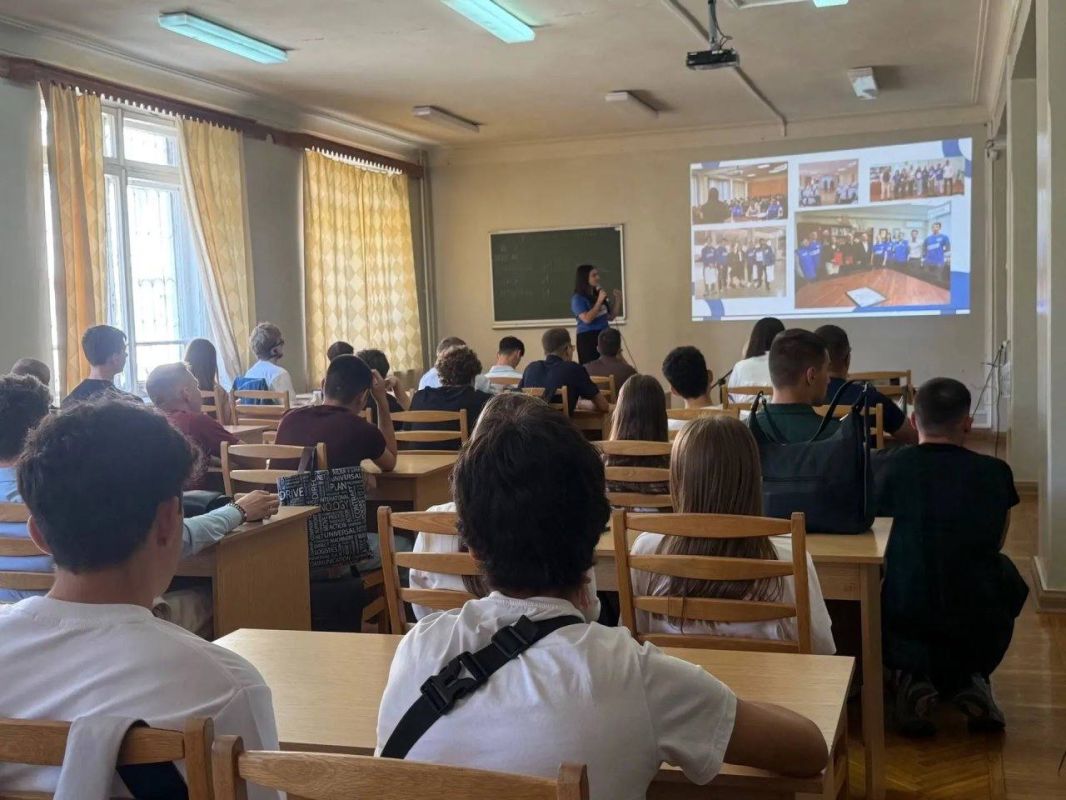 Молодогвардейцы продолжают знакомить студентов Крыма с деятельностью «Молодой Гвардии Единой России» Молодогвардейцы продолжают знакомить студентов Крыма с деятельностью «Молодой Гвардии Единой России»