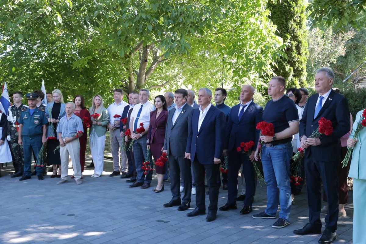 Анастасия Гридчина: Сегодня, в День памяти русских воинов, павших в Крымской войне 1853–1856 годов, мы вместе с коллегами и жителями Симферополя пришли на Мемориальное кладбище в Петровской балке, чтобы почтить память тех... Анастасия Гридчина: Сегодня, в День памяти русских воинов, павших в Крымской войне 1853–1856 годов, мы вместе с коллегами и жителями Симферополя пришли на Мемориальное кладбище в Петровской балке, чтобы почтить память тех...