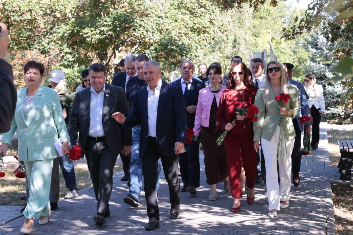 Анастасия Гридчина: Сегодня, в День памяти русских воинов, павших в Крымской войне 1853–1856 годов, мы вместе с коллегами и жителями Симферополя пришли на Мемориальное кладбище в Петровской балке, чтобы почтить память тех... Анастасия Гридчина: Сегодня, в День памяти русских воинов, павших в Крымской войне 1853–1856 годов, мы вместе с коллегами и жителями Симферополя пришли на Мемориальное кладбище в Петровской балке, чтобы почтить память тех...