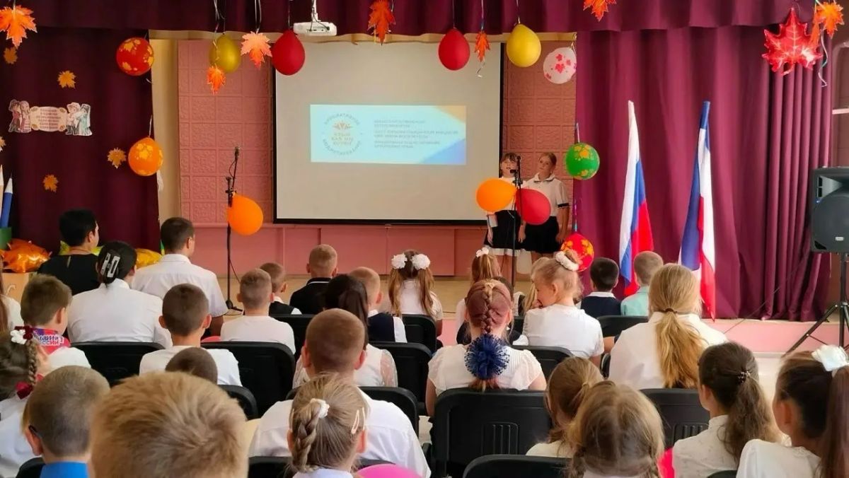 В МБОУ «Славновская школа им. А. Г. Гаврилова» Раздольненского района состоялось долгожданное событие — торжественное открытие обновлённого актового зала, который стал центром современного пространства «Актовый зал — сердце... В МБОУ «Славновская школа им. А. Г. Гаврилова» Раздольненского района состоялось долгожданное событие — торжественное открытие обновлённого актового зала, который стал центром современного пространства «Актовый зал — сердце...