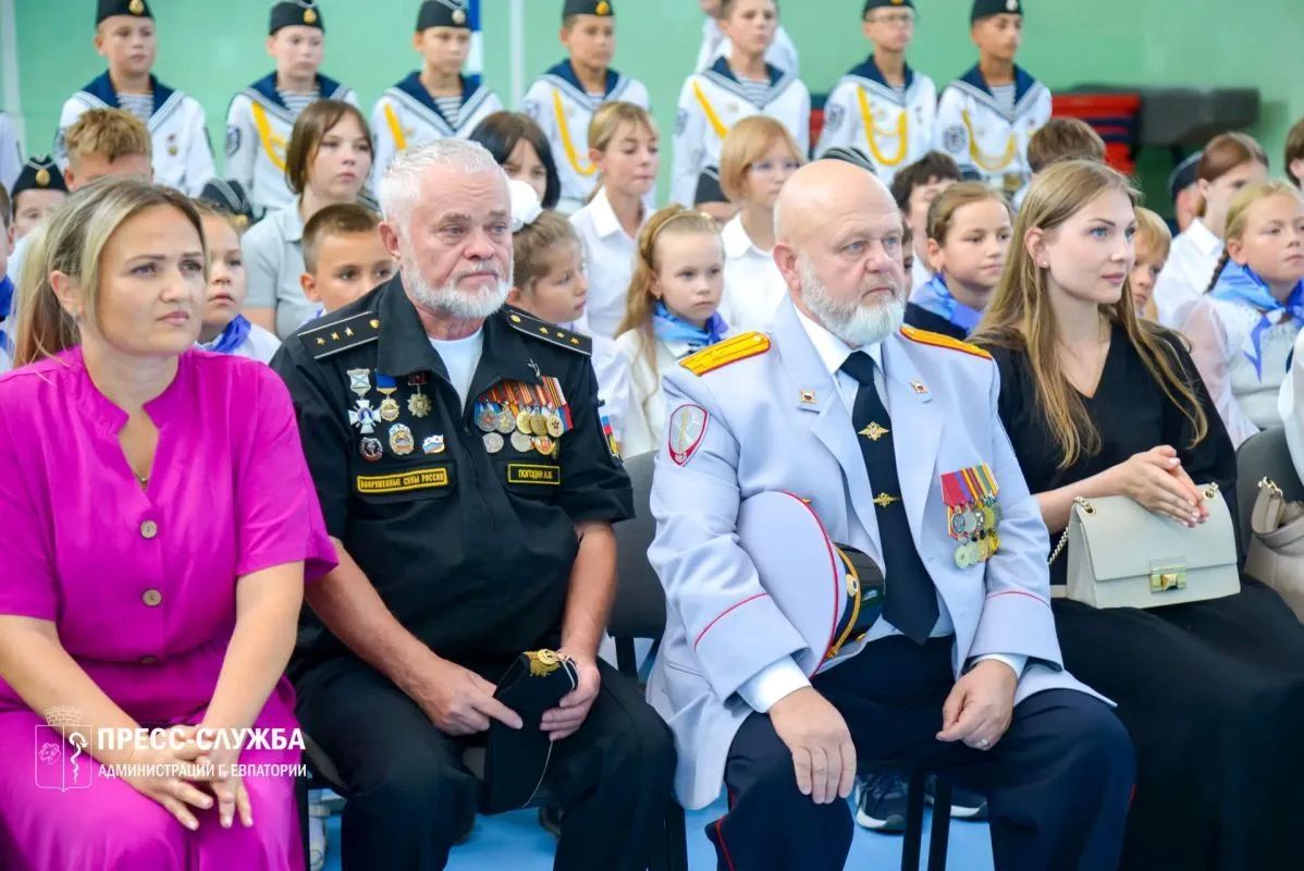 Новоозерновской средней школе г. Евпатории официально присвоено имя её выдающегося выпускника — Героя Российской Федерации, капитана 1-го ранга Константина Юрьевича Сомова Новоозерновской средней школе г. Евпатории официально присвоено имя её выдающегося выпускника — Героя Российской Федерации, капитана 1-го ранга Константина Юрьевича Сомова