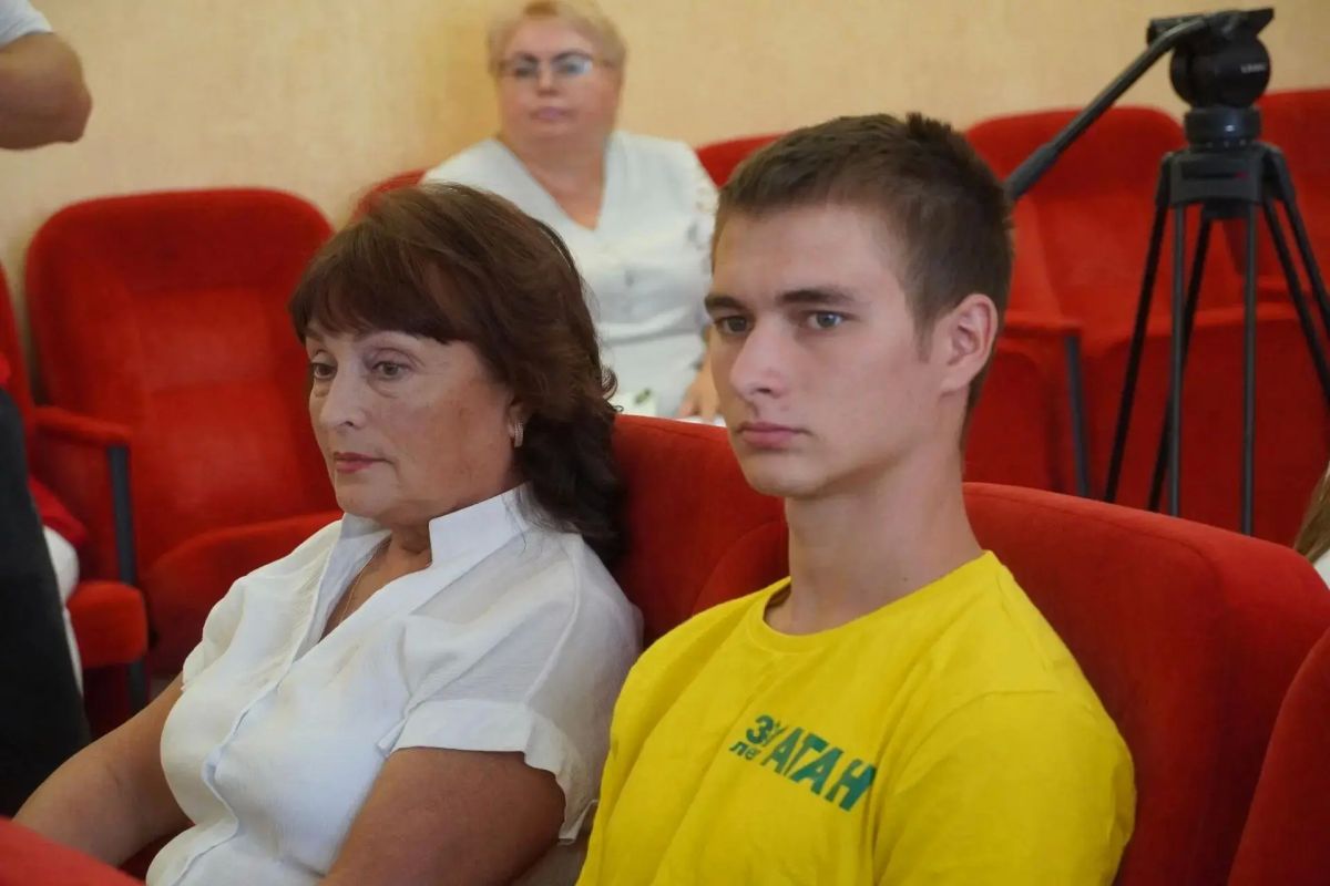 В Керчи семеро детейсирот получили ключи от квартир В Керчи семеро детейсирот получили ключи от квартир