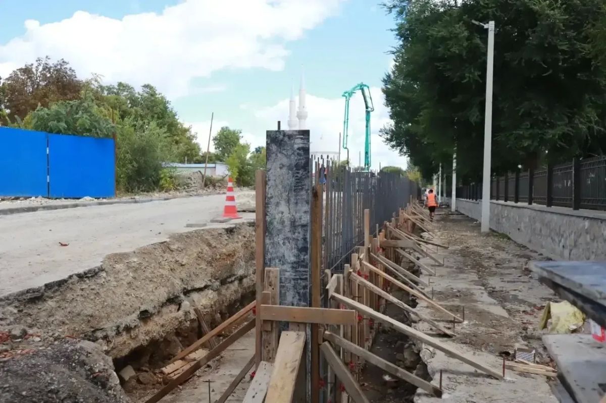 В Белогорске продолжается ремонт улицы Бекира Чобан-заде протяжённостью 785 метров В Белогорске продолжается ремонт улицы Бекира Чобан-заде протяжённостью 785 метров