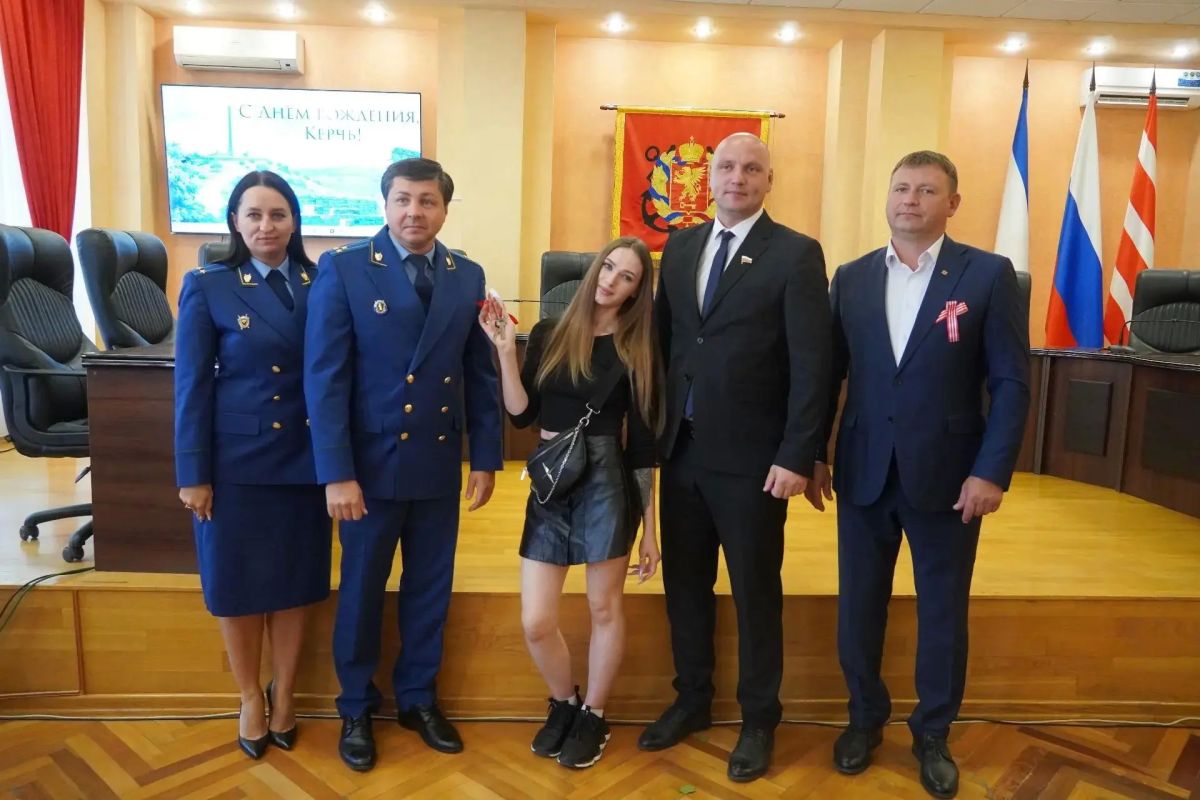В Керчи семеро детейсирот получили ключи от квартир В Керчи семеро детейсирот получили ключи от квартир