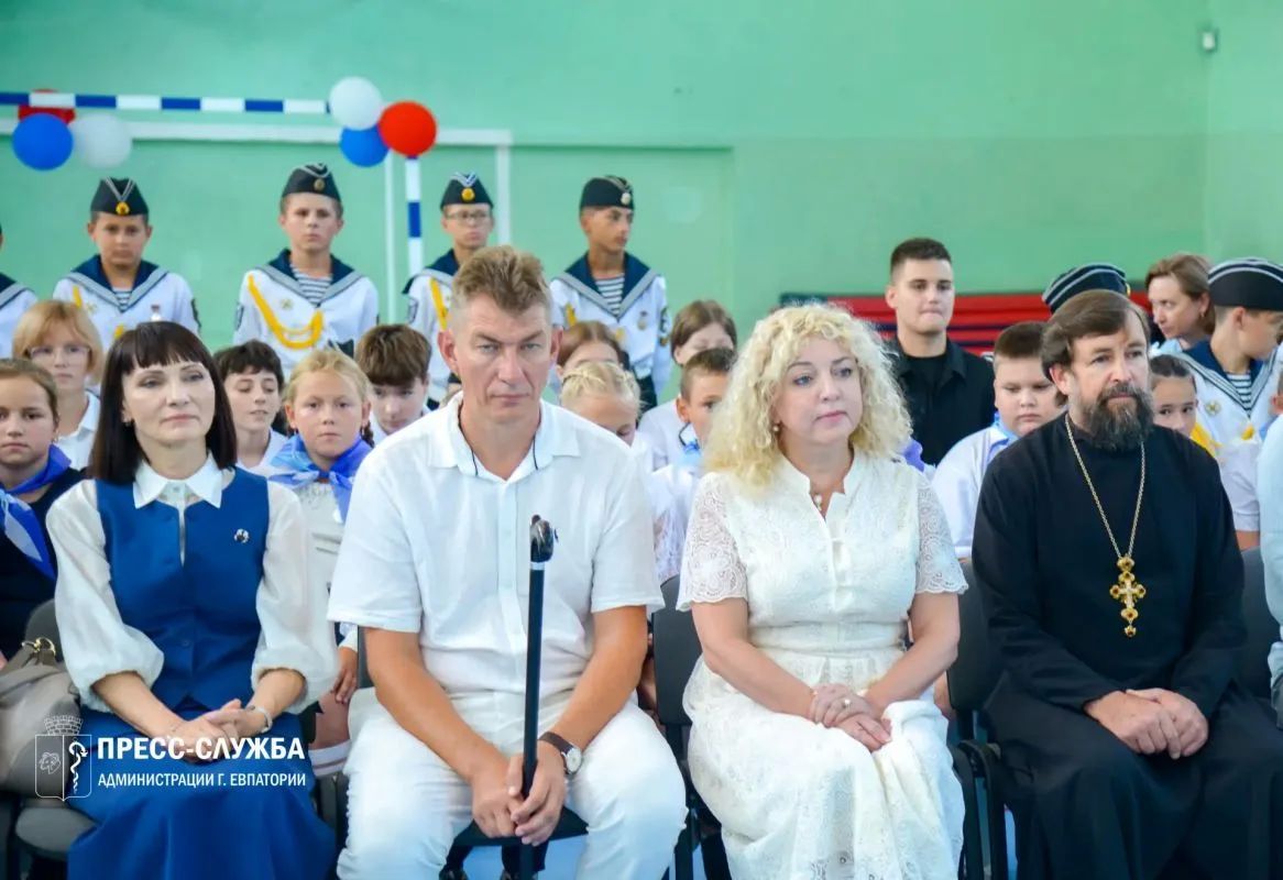 Новоозерновской средней школе г. Евпатории официально присвоено имя её выдающегося выпускника — Героя Российской Федерации, капитана 1-го ранга Константина Юрьевича Сомова Новоозерновской средней школе г. Евпатории официально присвоено имя её выдающегося выпускника — Героя Российской Федерации, капитана 1-го ранга Константина Юрьевича Сомова