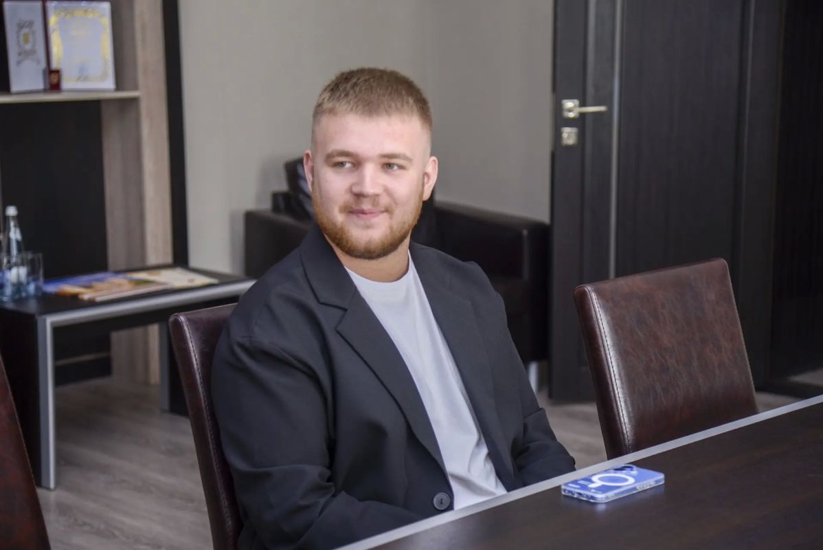 Виталий Оганесян: Сегодня встретился с командой КВН «Сборная курорта Евпатория», победившей в четвертьфинале телевизионной Первой лиги Клуба веселых и находчивых Виталий Оганесян: Сегодня встретился с командой КВН «Сборная курорта Евпатория», победившей в четвертьфинале телевизионной Первой лиги Клуба веселых и находчивых