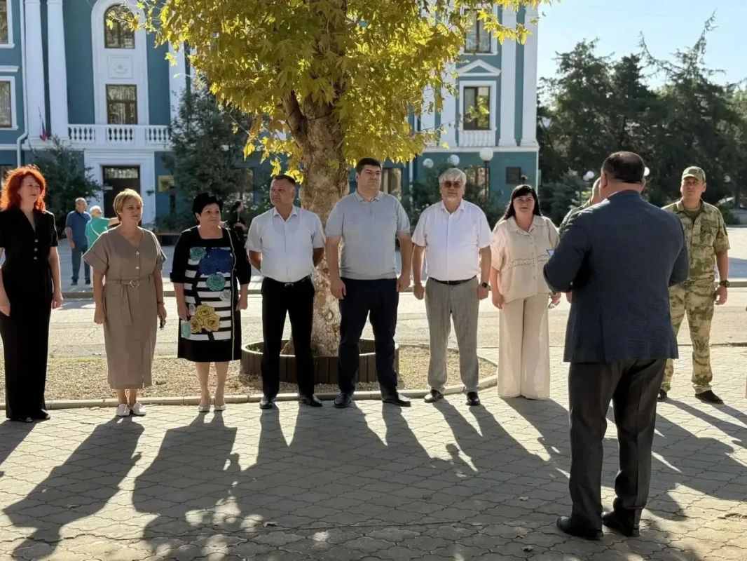 В день 109-летия Джанкоя в городе состоялось торжественное открытие Доски почёта, на которой представлены имена жителей, добившихся высоких результатов в своей профессиональной деятельности В день 109-летия Джанкоя в городе состоялось торжественное открытие Доски почёта, на которой представлены имена жителей, добившихся высоких результатов в своей профессиональной деятельности