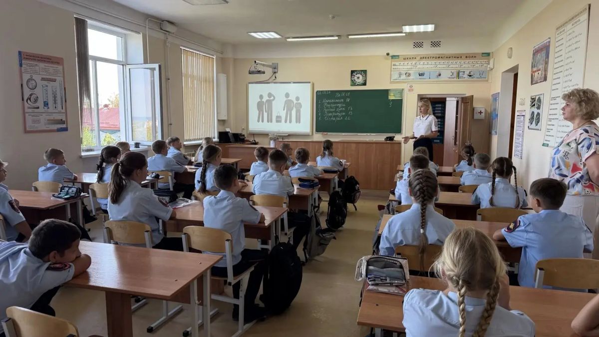 Сотрудники Госавтоинспекции Севастополя провели познавательный урок по ПДД с кадетами органов внутренних дел Сотрудники Госавтоинспекции Севастополя провели познавательный урок по ПДД с кадетами органов внутренних дел