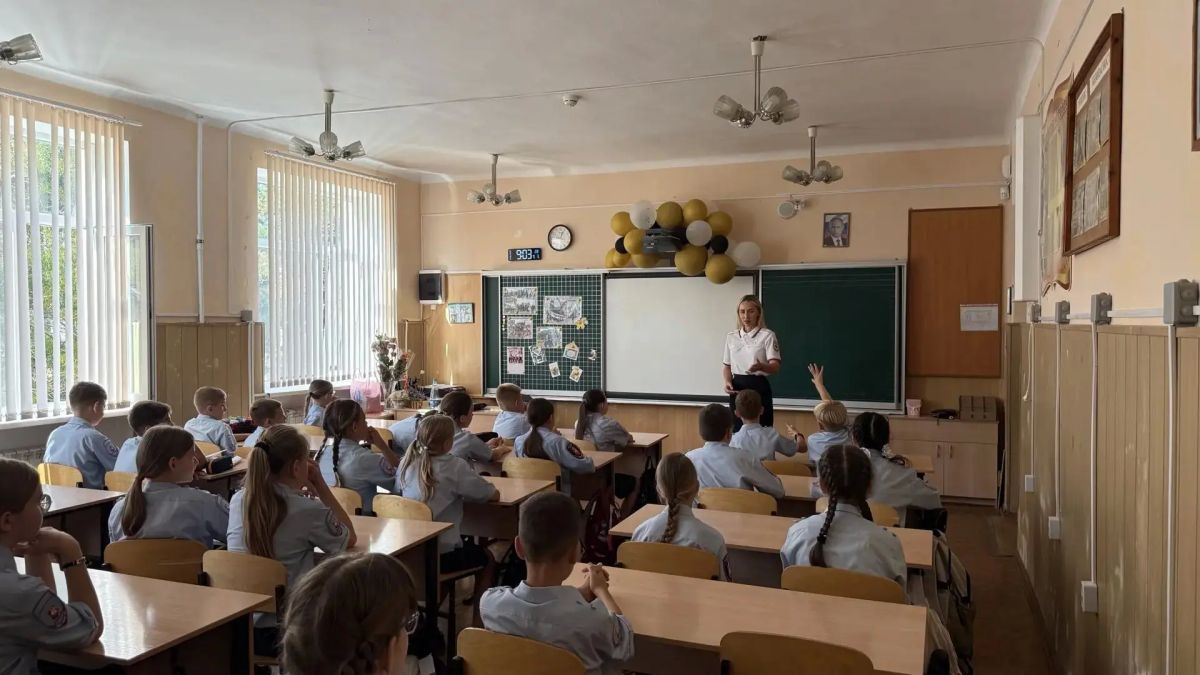 Сотрудники Госавтоинспекции Севастополя провели познавательный урок по ПДД с кадетами органов внутренних дел Сотрудники Госавтоинспекции Севастополя провели познавательный урок по ПДД с кадетами органов внутренних дел