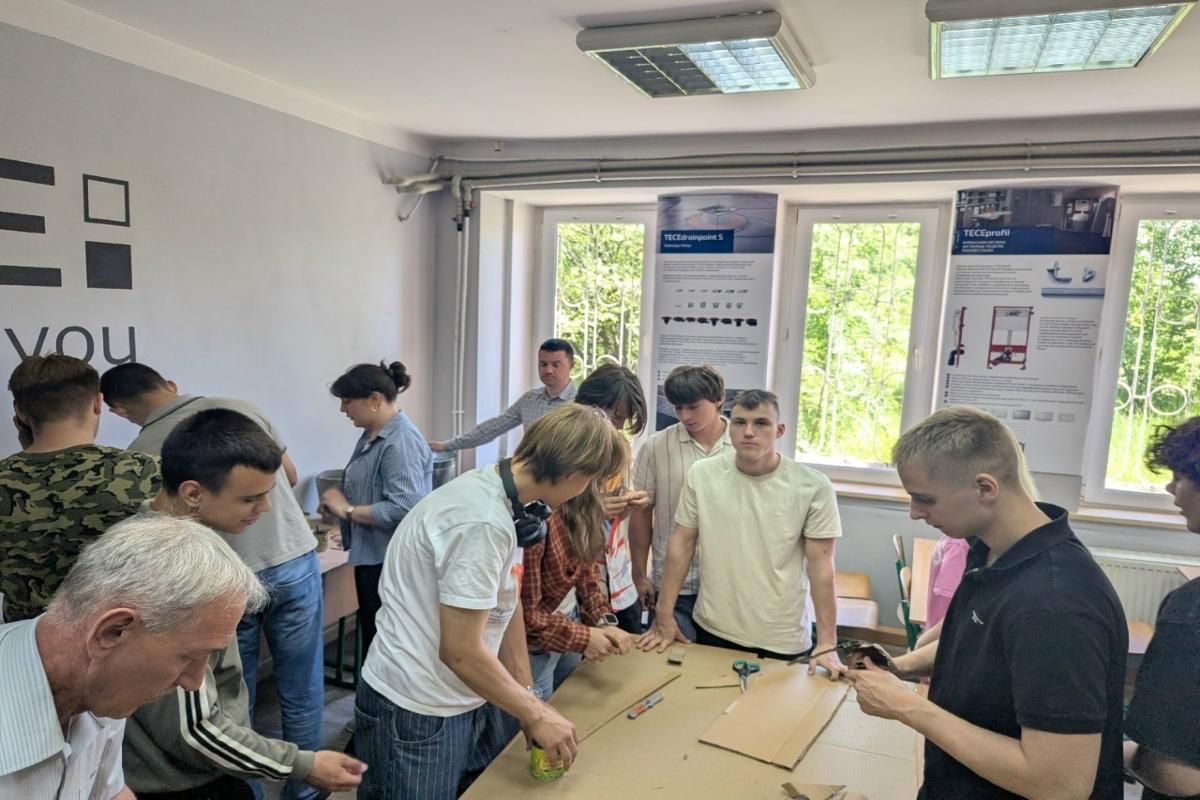 Сотрудники и студенты Крымского федерального университета изготовили окопные свечи Сотрудники и студенты Крымского федерального университета изготовили окопные свечи