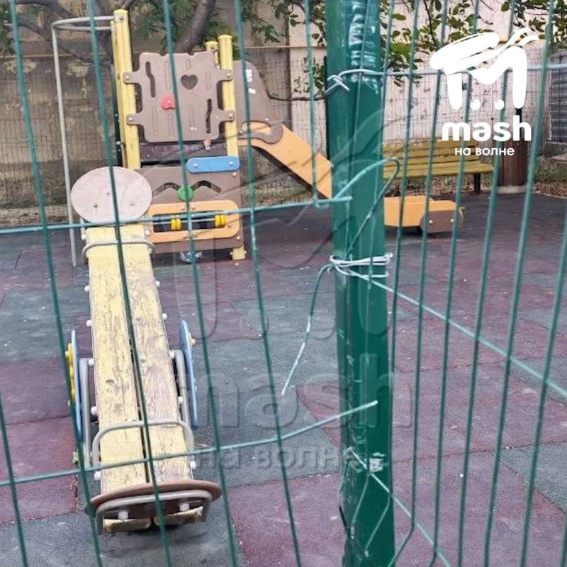 Шестилетний ребёнок распорол руку о металлический прут, торчащий на детской площадке в Симферополе Шестилетний ребёнок распорол руку о металлический прут, торчащий на детской площадке в Симферополе