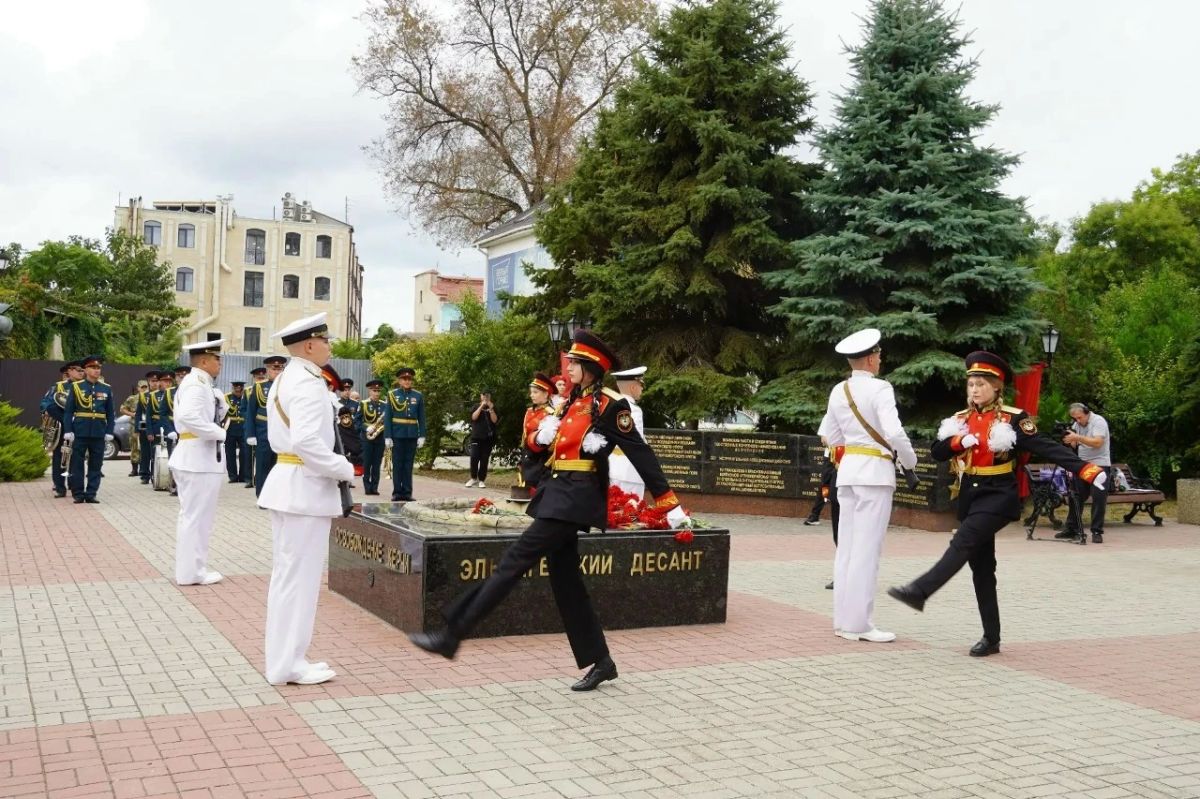 Сегодня в Керчи проходят торжественные мероприятия, посвященные 53-й годовщине со дня присвоения городу почетного звания «Город-герой» Сегодня в Керчи проходят торжественные мероприятия, посвященные 53-й годовщине со дня присвоения городу почетного звания «Город-герой»