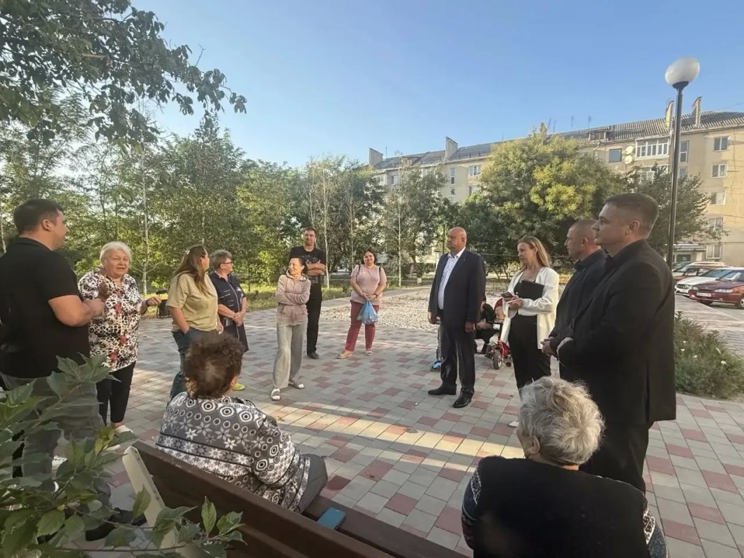 Продолжаем выезжать на места и встречаться с жителями многоквартирных домов, чтобы вместе обсуждать вопросы, которые требуют внимания и решения Продолжаем выезжать на места и встречаться с жителями многоквартирных домов, чтобы вместе обсуждать вопросы, которые требуют внимания и решения