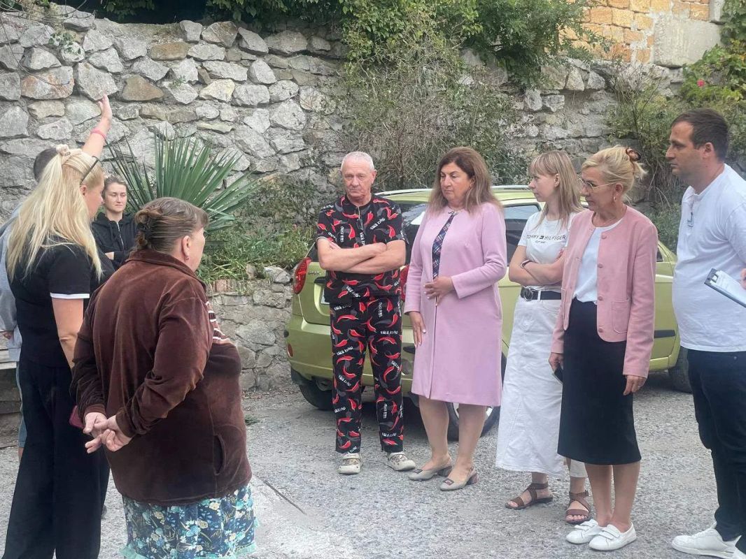 Выезд в Кореиз и Алупку. Вместе с депутатом Госсовета Республики Крым Жанной Кислицей, депутатом городского совета Энвером Эбуевым, руководителем территориального органа Ольгой Винник и начальником ДЖКХ Наталией Белоконь мы... Выезд в Кореиз и Алупку. Вместе с депутатом Госсовета Республики Крым Жанной Кислицей, депутатом городского совета Энвером Эбуевым, руководителем территориального органа Ольгой Винник и начальником ДЖКХ Наталией Белоконь мы...