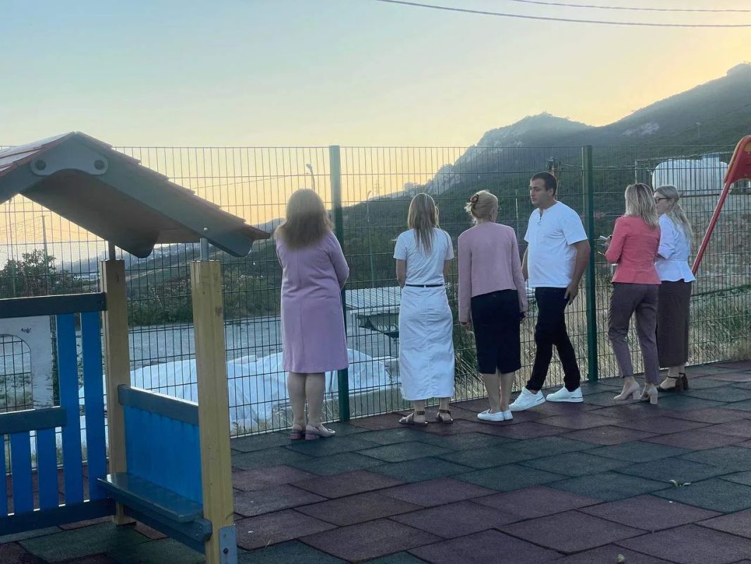 Выезд в Кореиз и Алупку. Вместе с депутатом Госсовета Республики Крым Жанной Кислицей, депутатом городского совета Энвером Эбуевым, руководителем территориального органа Ольгой Винник и начальником ДЖКХ Наталией Белоконь мы... Выезд в Кореиз и Алупку. Вместе с депутатом Госсовета Республики Крым Жанной Кислицей, депутатом городского совета Энвером Эбуевым, руководителем территориального органа Ольгой Винник и начальником ДЖКХ Наталией Белоконь мы...