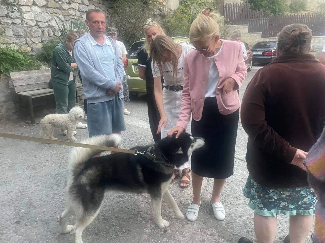 Выезд в Кореиз и Алупку. Вместе с депутатом Госсовета Республики Крым Жанной Кислицей, депутатом городского совета Энвером Эбуевым, руководителем территориального органа Ольгой Винник и начальником ДЖКХ Наталией Белоконь мы... Выезд в Кореиз и Алупку. Вместе с депутатом Госсовета Республики Крым Жанной Кислицей, депутатом городского совета Энвером Эбуевым, руководителем территориального органа Ольгой Винник и начальником ДЖКХ Наталией Белоконь мы...