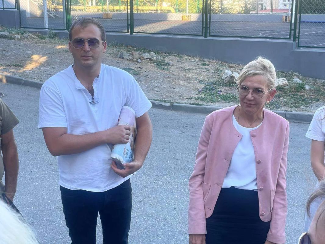 Выезд в Кореиз и Алупку. Вместе с депутатом Госсовета Республики Крым Жанной Кислицей, депутатом городского совета Энвером Эбуевым, руководителем территориального органа Ольгой Винник и начальником ДЖКХ Наталией Белоконь мы... Выезд в Кореиз и Алупку. Вместе с депутатом Госсовета Республики Крым Жанной Кислицей, депутатом городского совета Энвером Эбуевым, руководителем территориального органа Ольгой Винник и начальником ДЖКХ Наталией Белоконь мы...