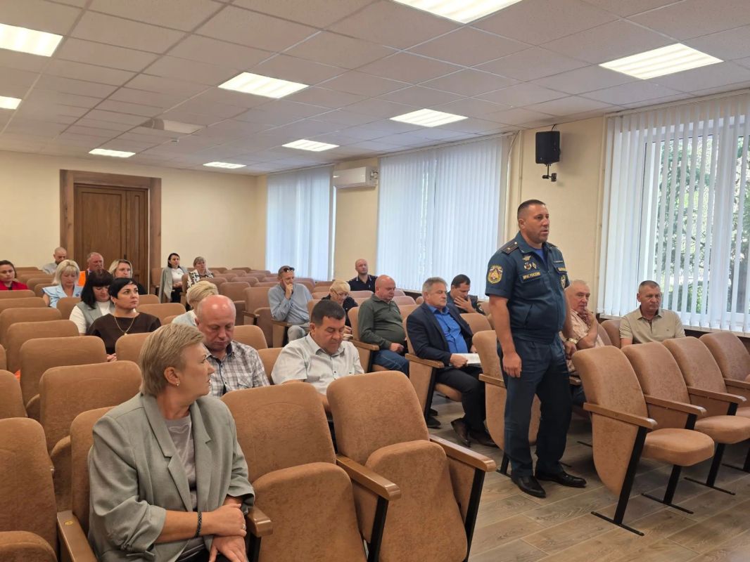Глава Администрации Первомайского района Александр Соколовский совместно с Главой муниципального образования Еленой Стельмах провели аппаратное совещание с руководителями учреждений и организаций района Глава Администрации Первомайского района Александр Соколовский совместно с Главой муниципального образования Еленой Стельмах провели аппаратное совещание с руководителями учреждений и организаций района