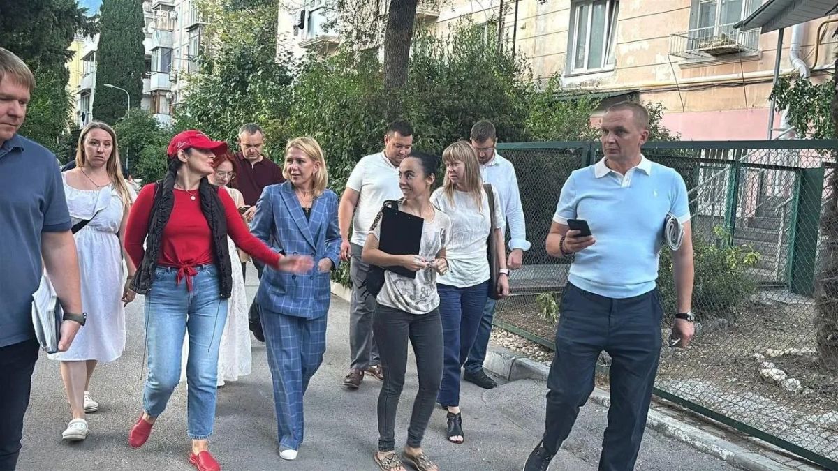 Обход территорий не останавливаю ни на день! Вместе с депутатами Ялтинского городского совета Евгением Мельниковым и Натальей Орловой обошли ряд домов на улицах Руданского и Московской Обход территорий не останавливаю ни на день! Вместе с депутатами Ялтинского городского совета Евгением Мельниковым и Натальей Орловой обошли ряд домов на улицах Руданского и Московской