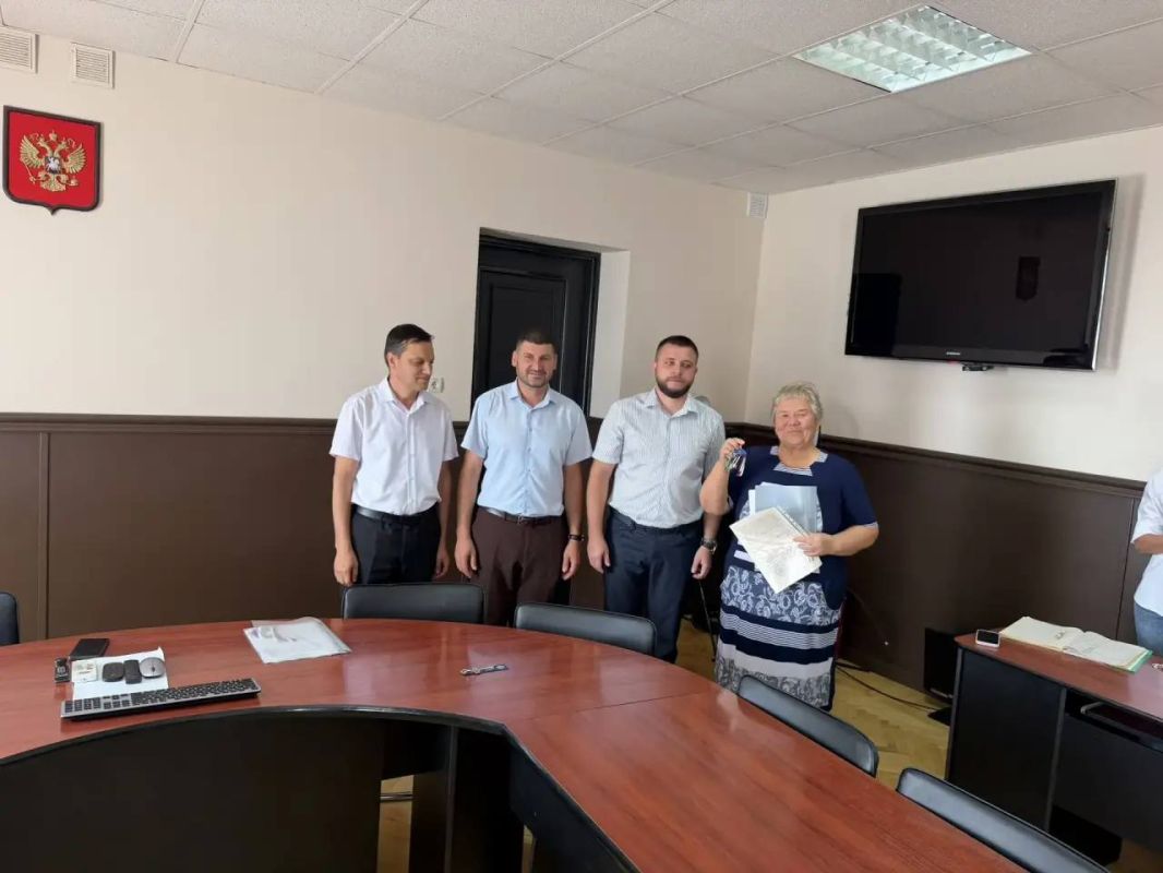 Кирилл Чебышев: В Судаке продолжается вручение квартир в рамках государственной программы «Социально-экономическое развитие Республики Крым и г. Севастополя» Кирилл Чебышев: В Судаке продолжается вручение квартир в рамках государственной программы «Социально-экономическое развитие Республики Крым и г. Севастополя»