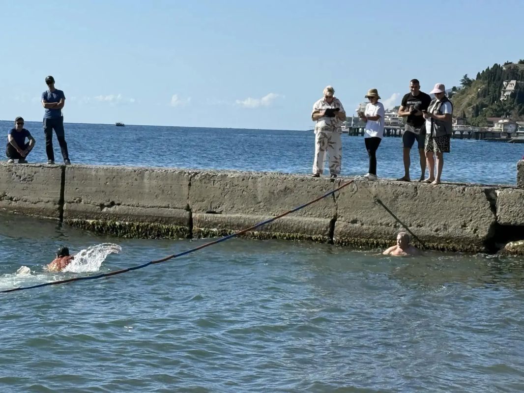 «Волна бодрости». . В Алуште состоялись первые в республике соревнования по плаванию по плаванию для участников программы «Активное долголетие» «Волна бодрости». . В Алуште состоялись первые в республике соревнования по плаванию по плаванию для участников программы «Активное долголетие»
