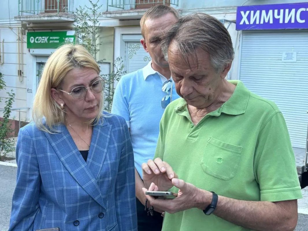 Обход территорий не останавливаю ни на день! Вместе с депутатами Ялтинского городского совета Евгением Мельниковым и Натальей Орловой обошли ряд домов на улицах Руданского и Московской Обход территорий не останавливаю ни на день! Вместе с депутатами Ялтинского городского совета Евгением Мельниковым и Натальей Орловой обошли ряд домов на улицах Руданского и Московской