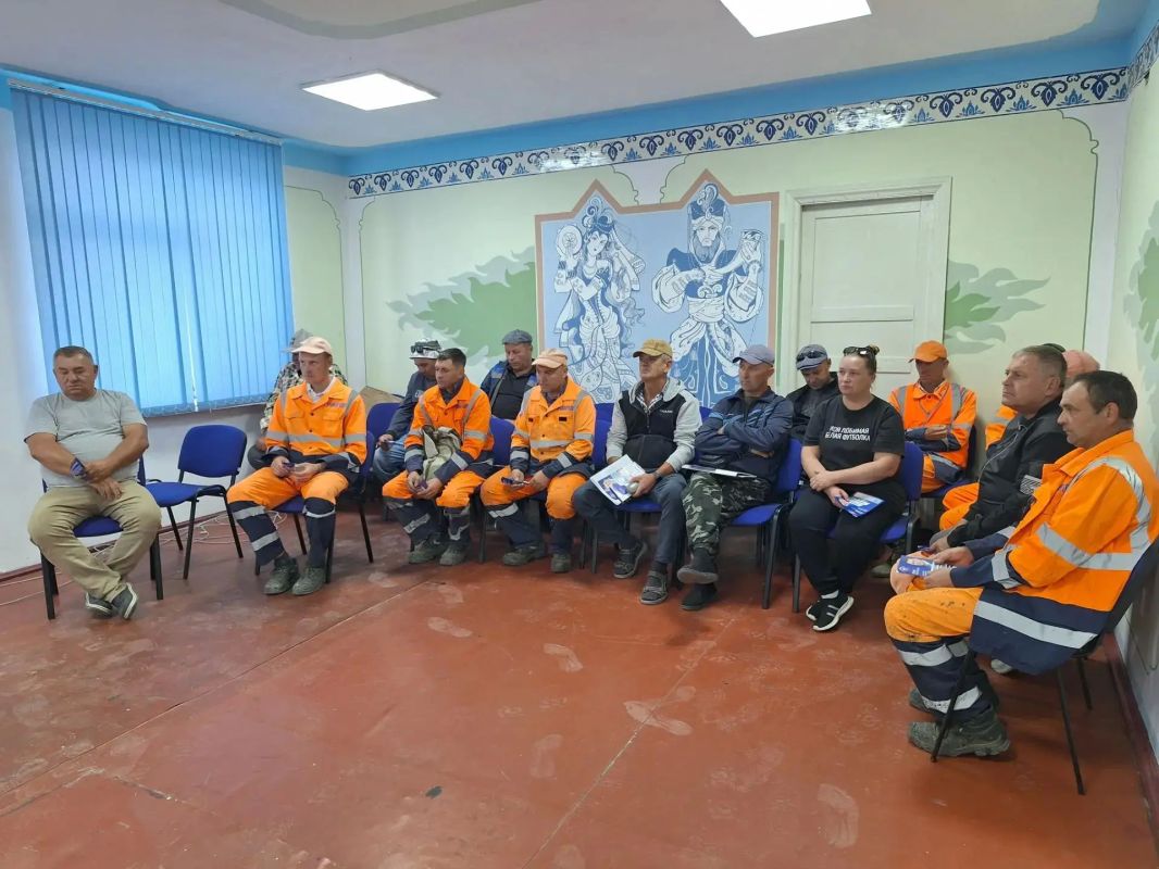 Председатель Советского районного совета Виктория Грицай совместно с главой администрации Советского района Александром Харламовым провели встречи с коллективами филиала Советского дорожно-эксплуатационного участка филиала... Председатель Советского районного совета Виктория Грицай совместно с главой администрации Советского района Александром Харламовым провели встречи с коллективами филиала Советского дорожно-эксплуатационного участка филиала...