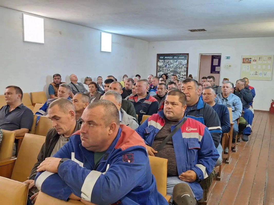 Председатель Советского районного совета Виктория Грицай совместно с главой администрации Советского района Александром Харламовым провели встречи с коллективами филиала Советского дорожно-эксплуатационного участка филиала... Председатель Советского районного совета Виктория Грицай совместно с главой администрации Советского района Александром Харламовым провели встречи с коллективами филиала Советского дорожно-эксплуатационного участка филиала...