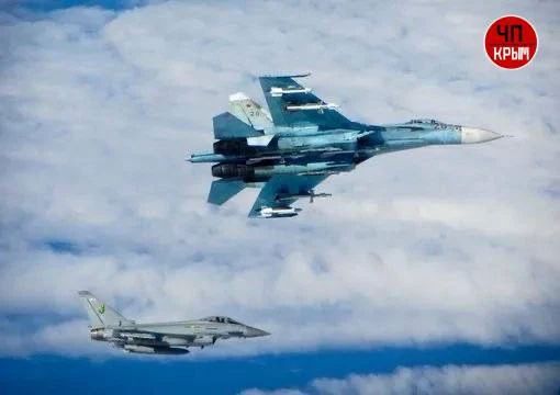 Наши Су-27 прогнали британских шпионов от границ России