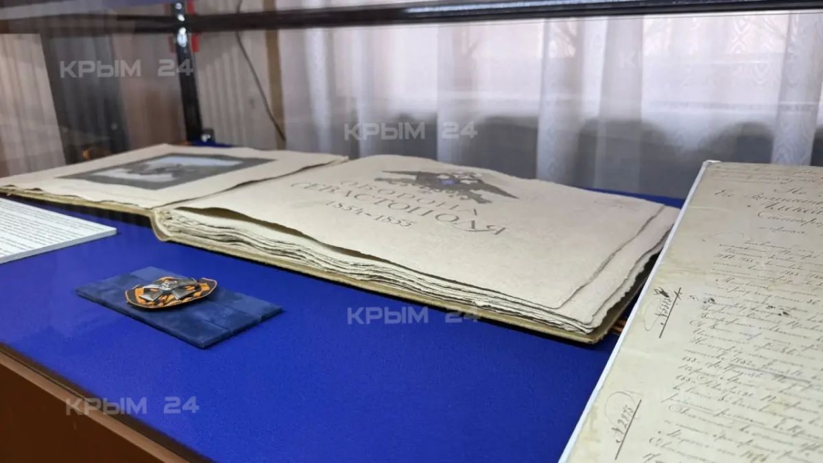В Центральном музее Тавриды в Симферополе представили уникальный альбом, подаренный Николаю II В Центральном музее Тавриды в Симферополе представили уникальный альбом, подаренный Николаю II