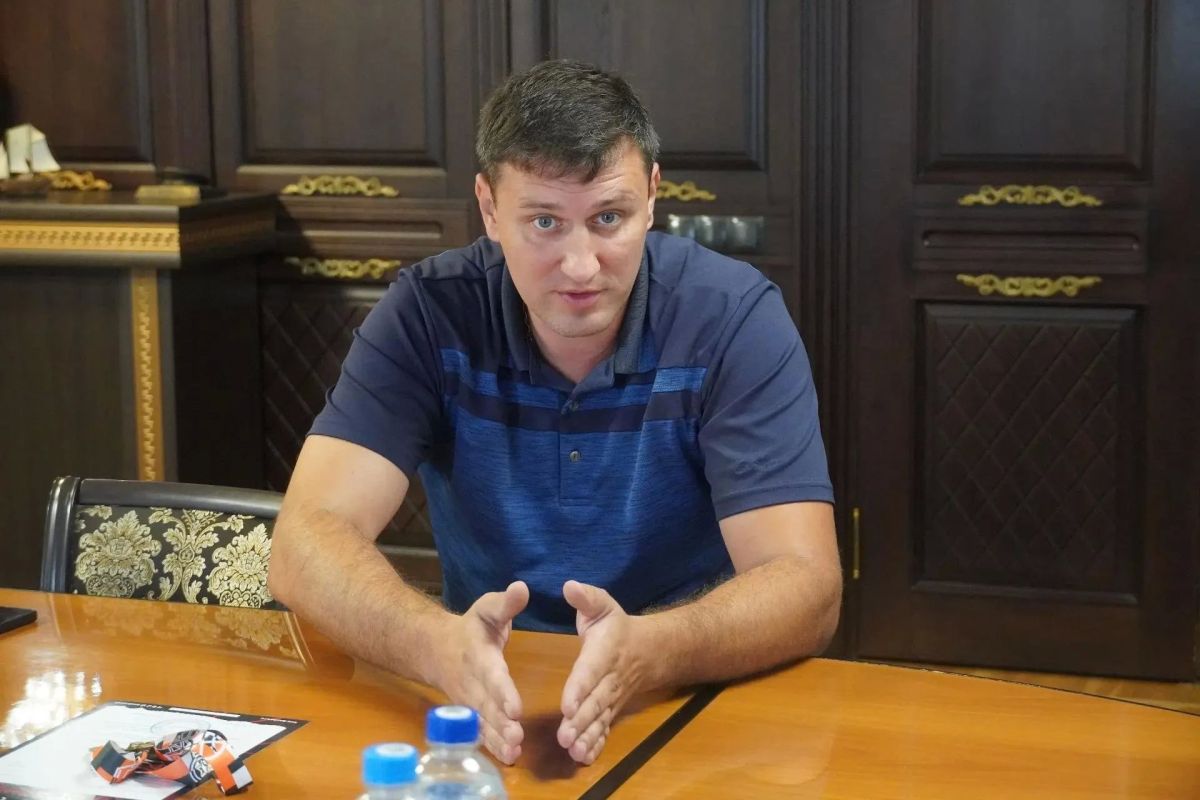 И. о. главы администрации Керчи Игорь Крутьков провел рабочую встречу с директором спортивной школы №4 Назаром Туленко И. о. главы администрации Керчи Игорь Крутьков провел рабочую встречу с директором спортивной школы №4 Назаром Туленко