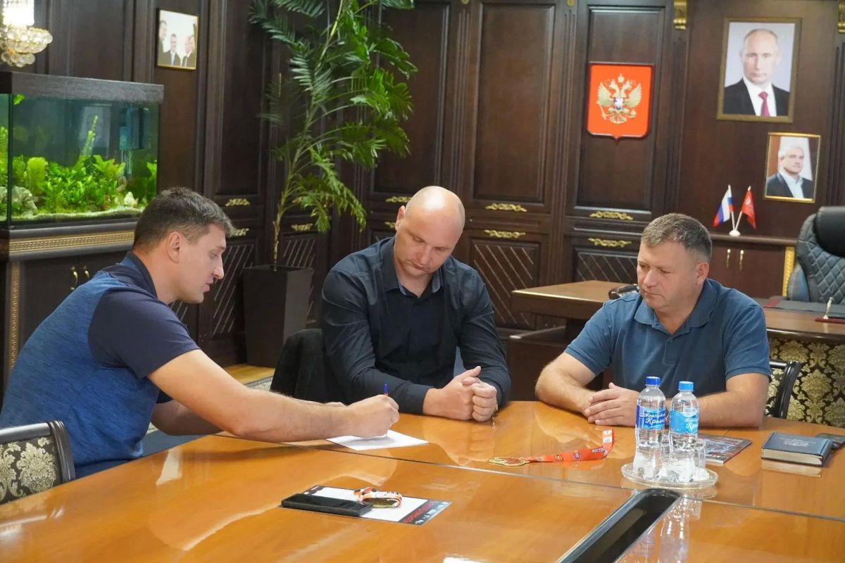 И. о. главы администрации Керчи Игорь Крутьков провел рабочую встречу с директором спортивной школы №4 Назаром Туленко И. о. главы администрации Керчи Игорь Крутьков провел рабочую встречу с директором спортивной школы №4 Назаром Туленко