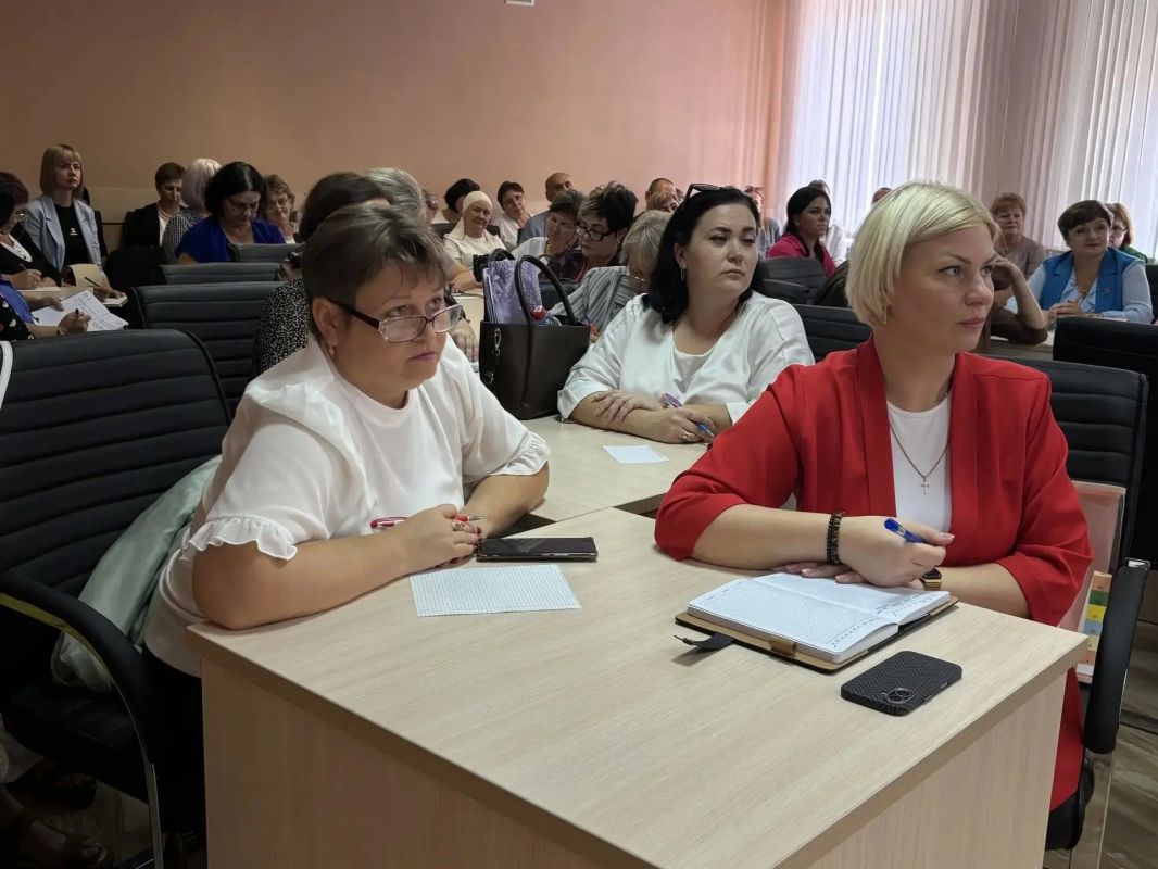 Сегодня вместе с заместителем министра образования, науки и молодёжи Республики Крым Анной Волковой и заместителем главы администрации района Анастасией Приходько провела рабочее совещание с руководителями образовательных... Сегодня вместе с заместителем министра образования, науки и молодёжи Республики Крым Анной Волковой и заместителем главы администрации района Анастасией Приходько провела рабочее совещание с руководителями образовательных...