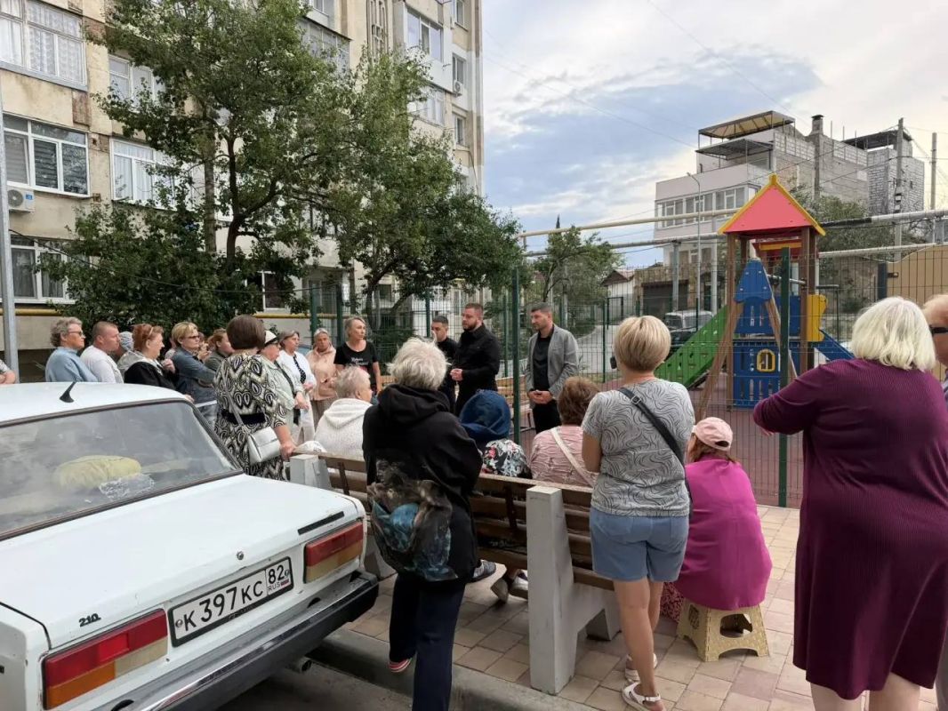 Кирилл Чебышев: Вместе с заместителем председателя Судакского городского совета Эльдаром Османовым провели встречу с жителями многоквартирных домов № 2, 2А и 4 по улице Бирюзова